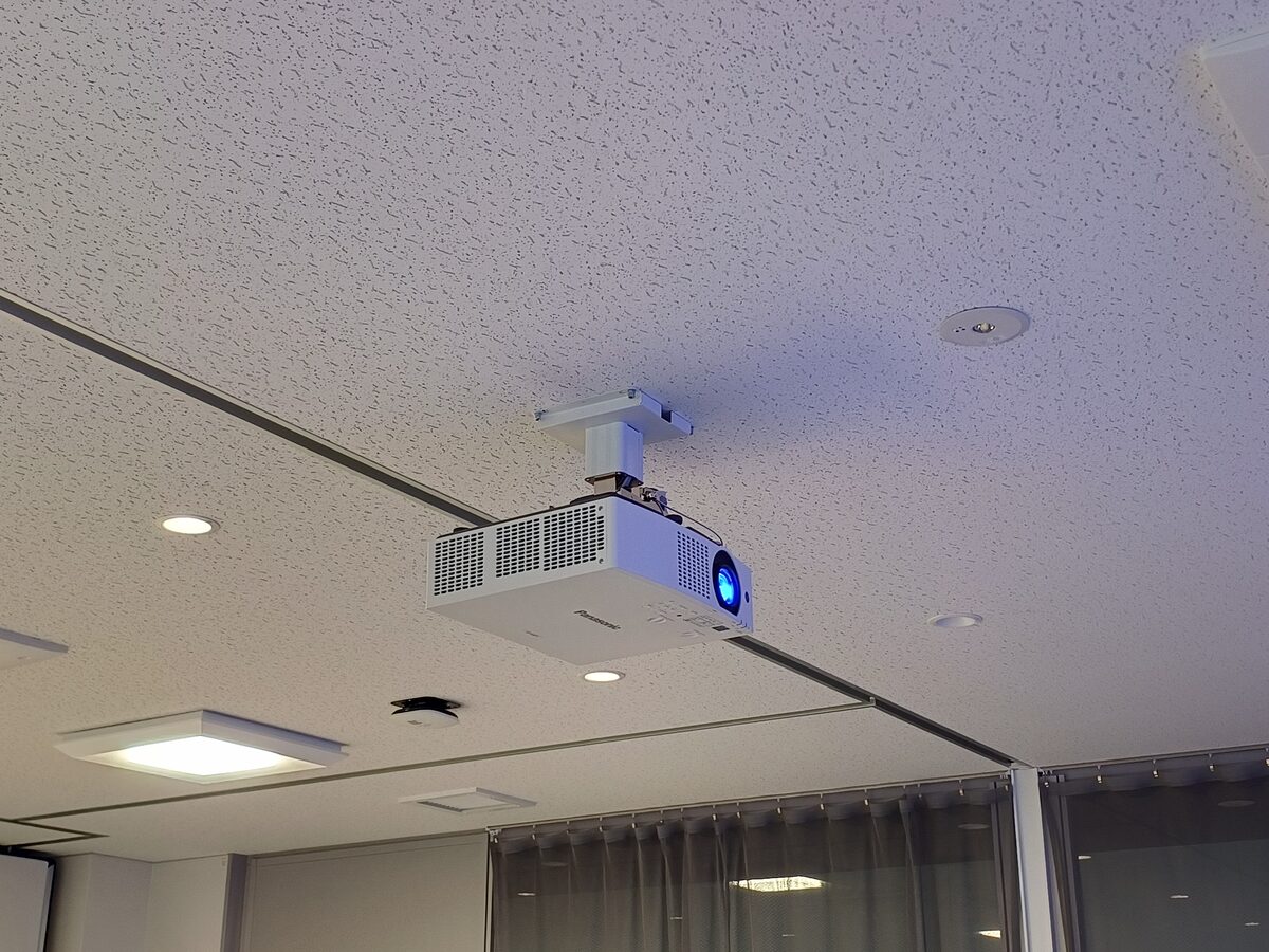 筑紫野市の新社屋へのプロジェクター設置